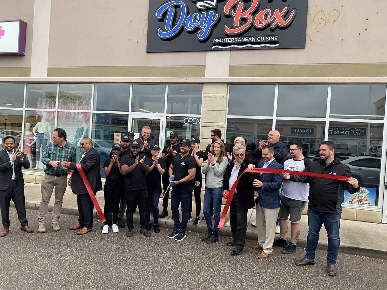 Doy Box restaurant ribbon cutting